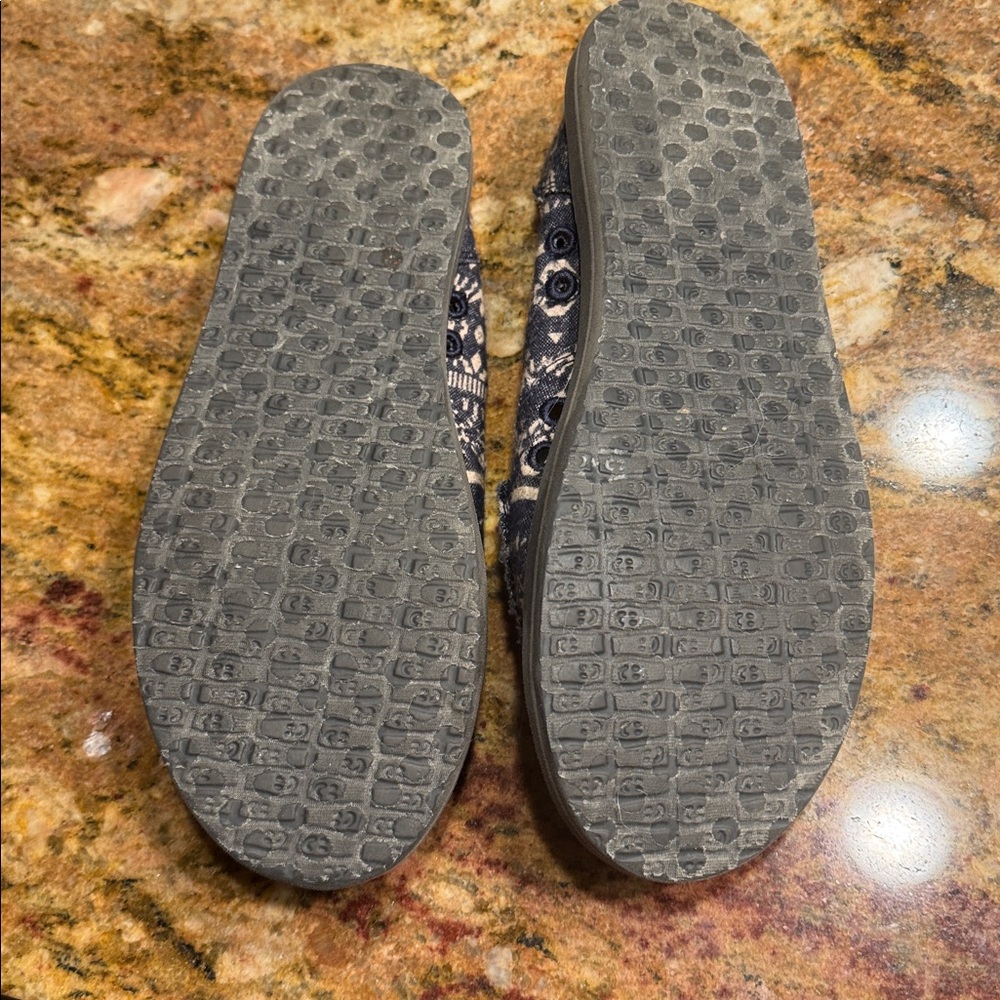 Sanuk Blue Mosiac Slip Ons 8 - Picture 4 of 5